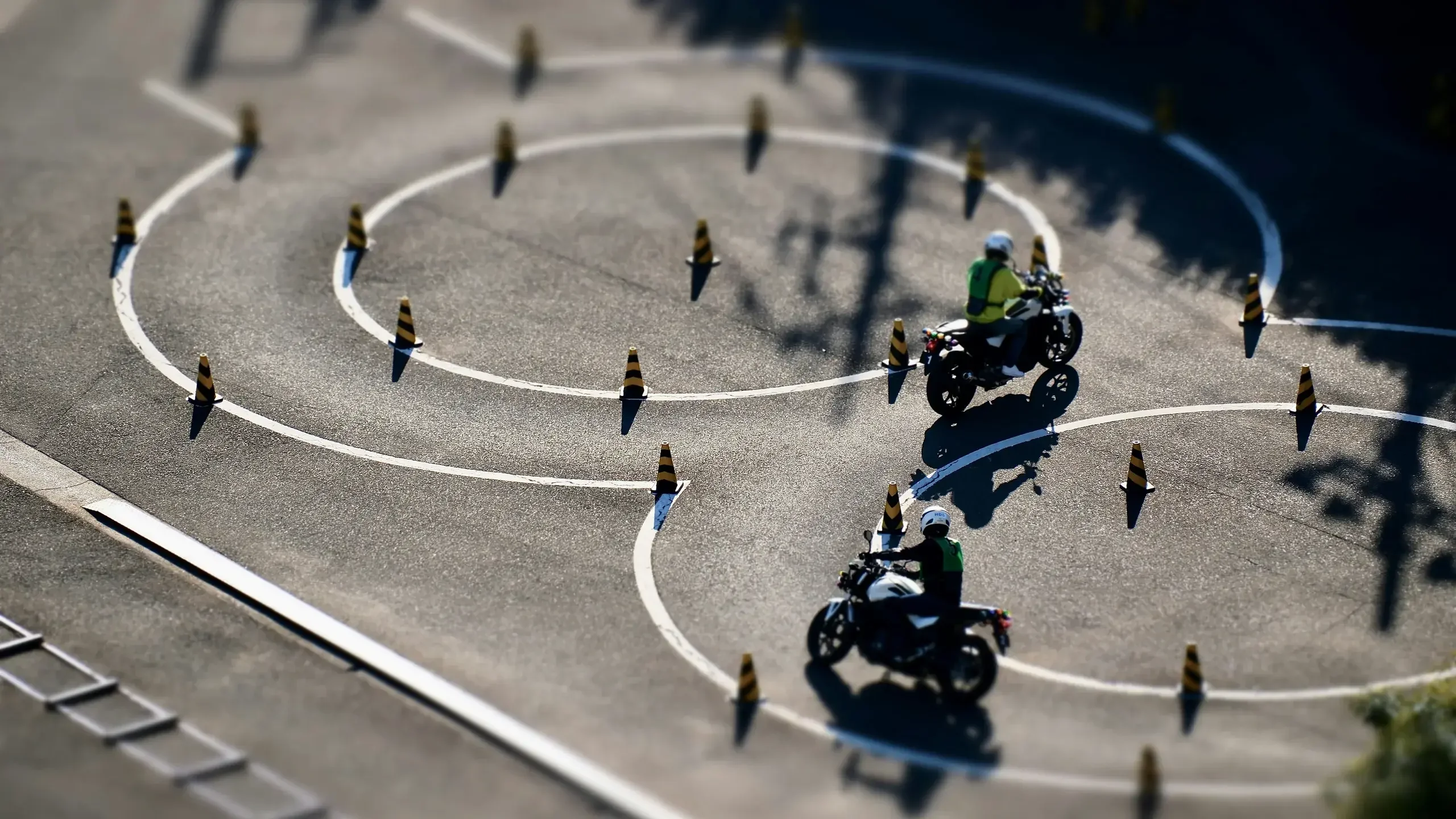 Motocykliści na torze treningowym